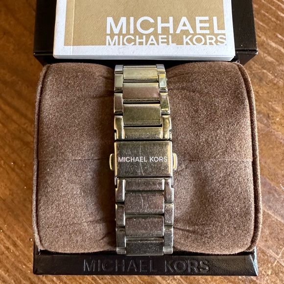Michael Kors Silver-Tone Glitz Parker Watch - Picture 15 of 16
